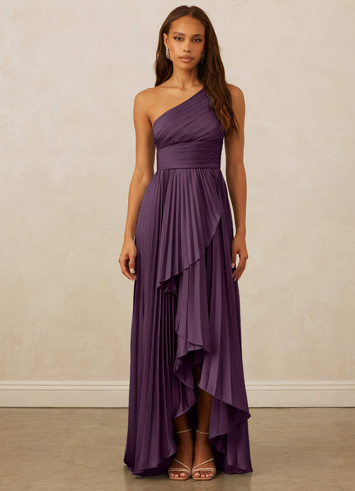 Christian Siriano Bridal for Azazie 1008 Robes de demoiselle d'honneur Robe Trapèze en Satin extensible Ue épaule Prune image1