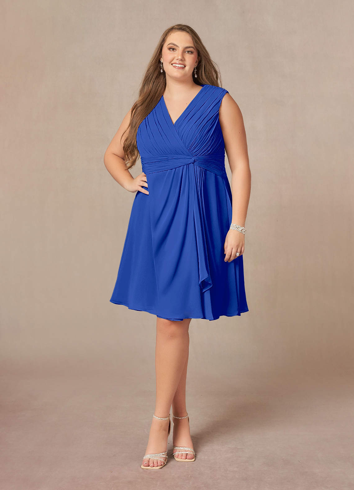 Azazie Theron Mère de la mariée Robes Robe Trapèze en Mousseline de soie Col V plissé Bleu Roi image1