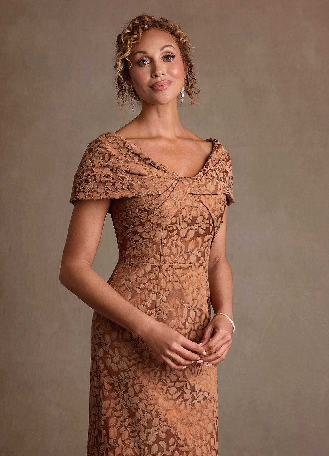 Azazie Atkins Mère de la mariée Robes Robe Colonne en Jacquard Floral Épaule décolletée Caramel Cacao image4