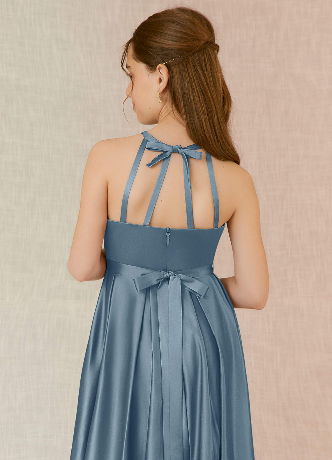 Azazie Arianthe Junior Vestido Azul Empoeirado de Cetim elástico de Linha A com com bolsos image6