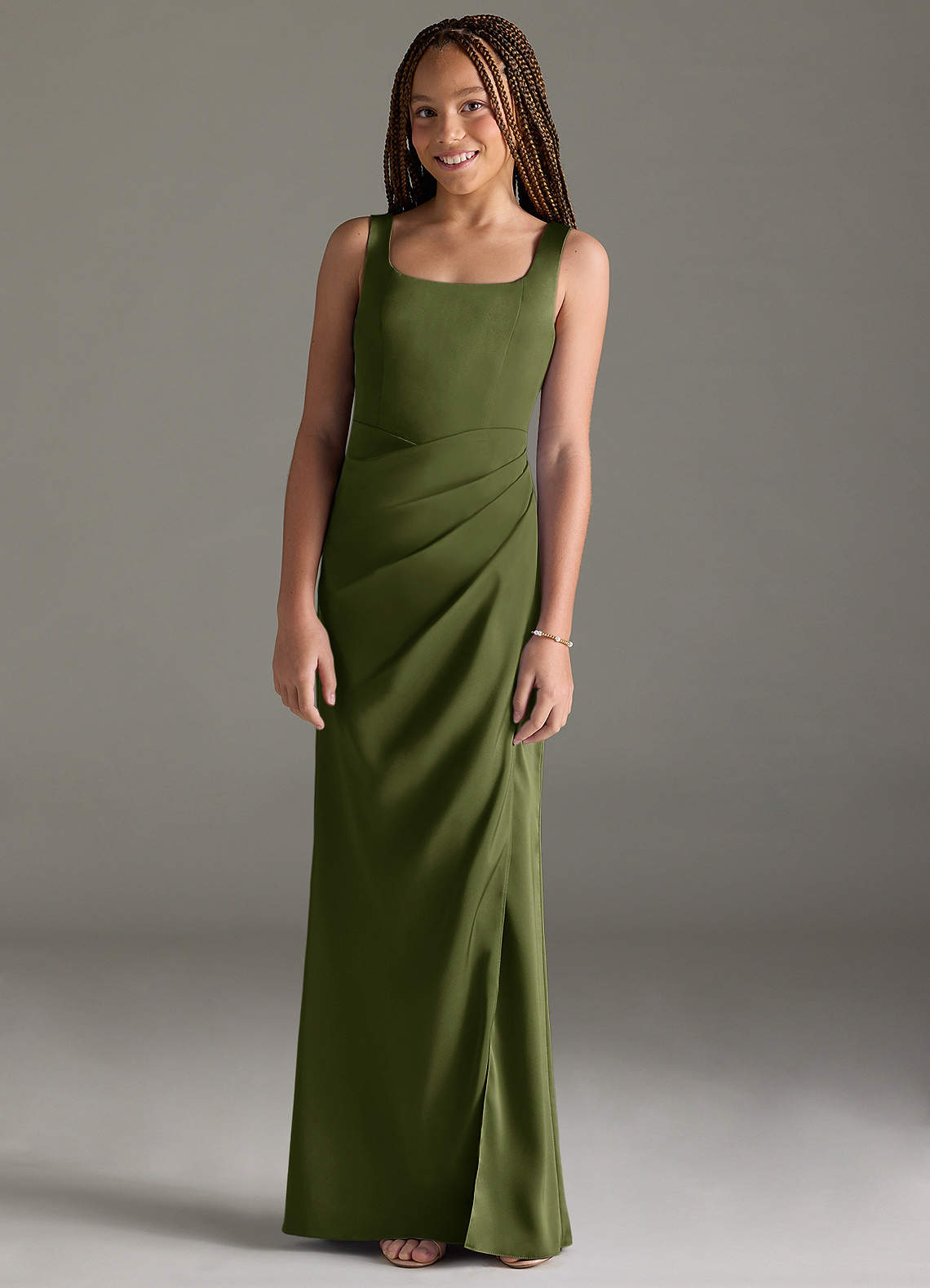 Azazie Mero Junior Vestido de Oliva de Satén Elástico de Corte Sirena con Plisado image1