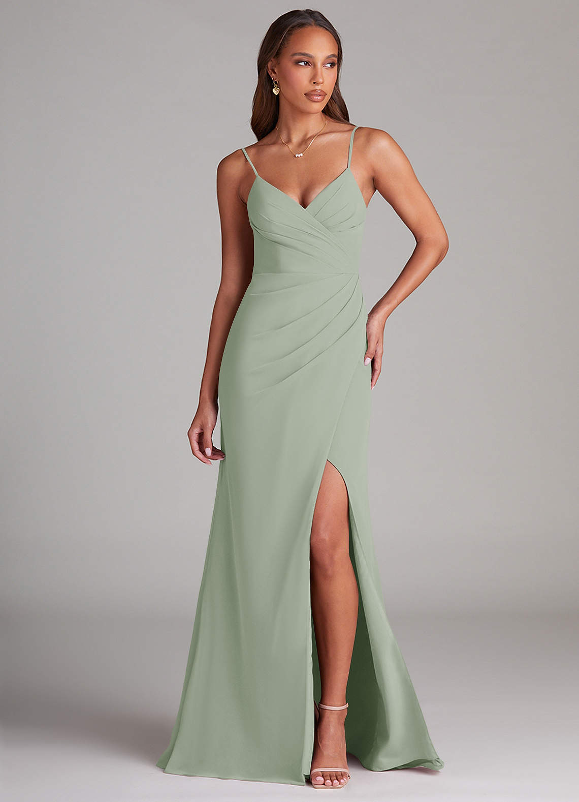 Azazie Maci Robes de demoiselle d'honneur Robe Fourreau en Mousseline de soie Plissée Vert Sauge image1