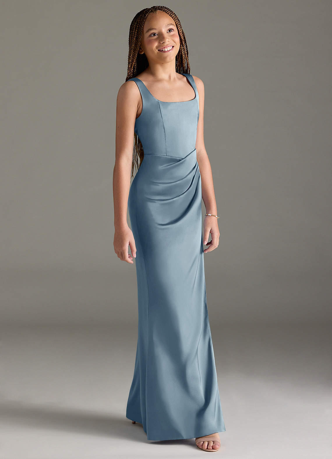 Azazie Mero Junior Vestido de Azul Polvoriento de Satén Elástico de Corte Sirena con Plisado image2