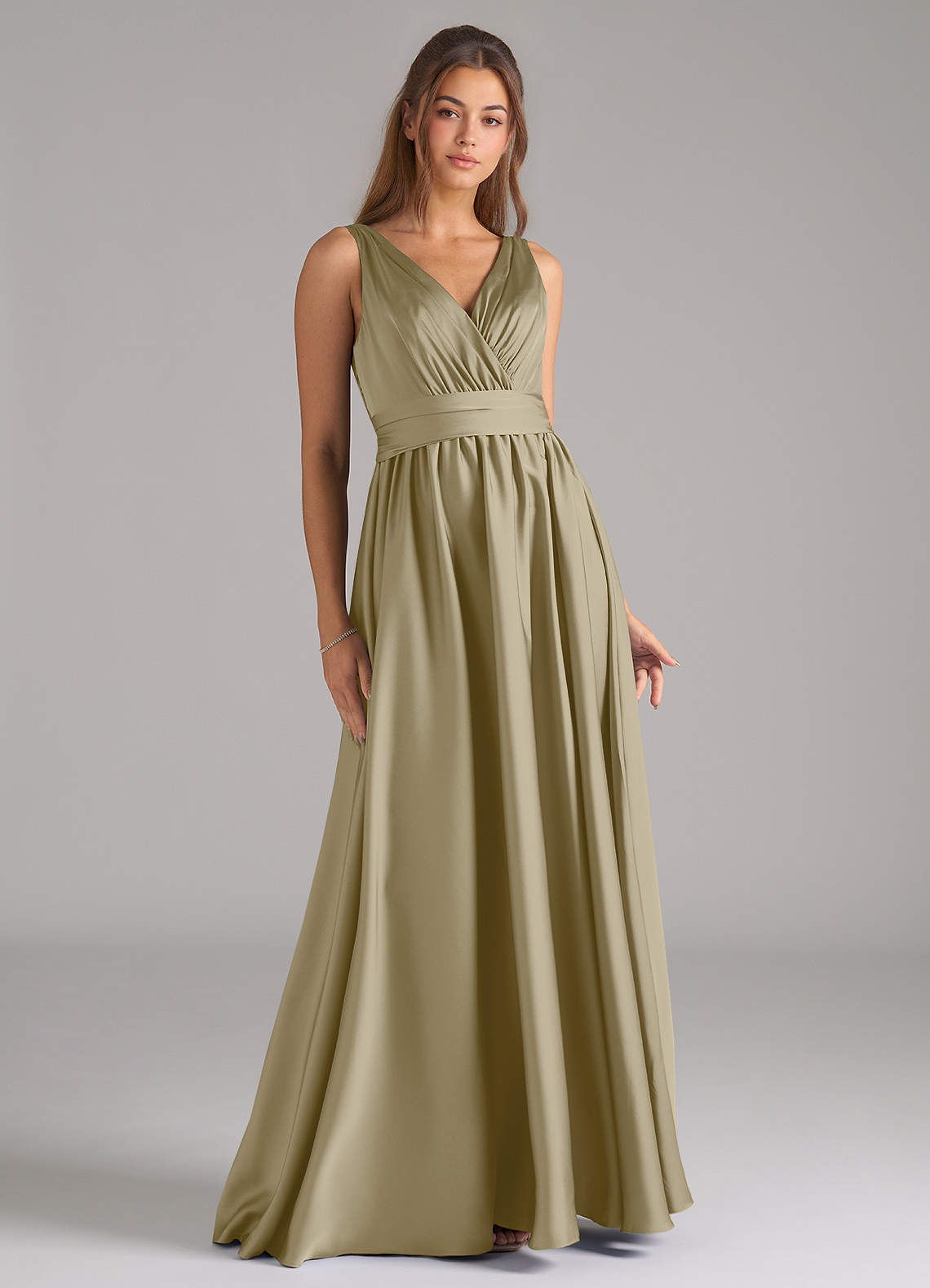 Azazie Kora Robes de demoiselle d'honneur Robe Trapèze en Satin extensible Plissée Vert Mousse image1