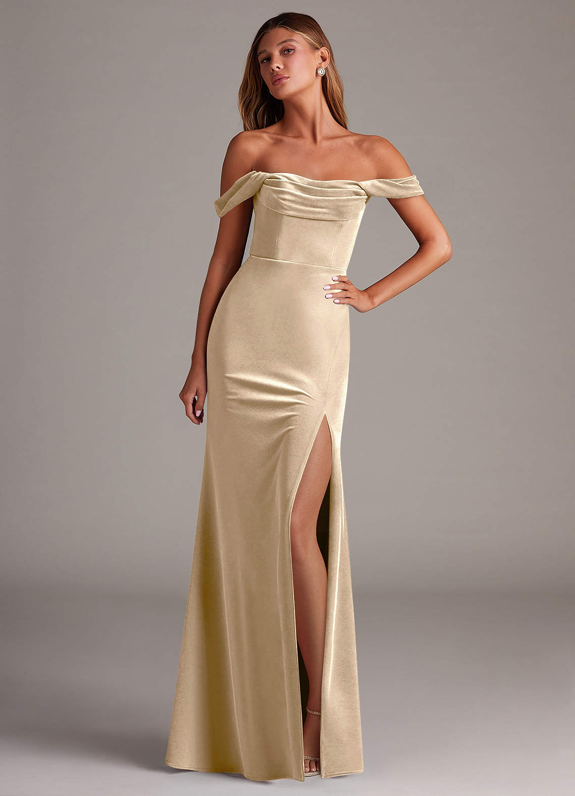 Azazie Saige Robes de demoiselle d'honneur Robe Fourreau Convertible en velours Épaule décolletée Champagne image1
