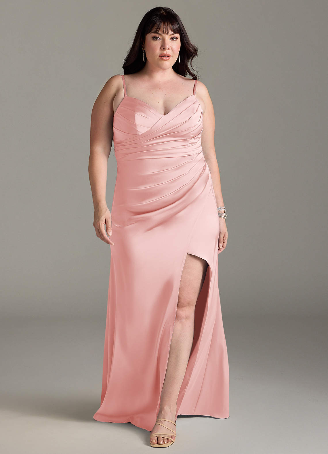 Azazie Yola Vestidos de damas de honor Vestido de Rosa Empolvado de Satén Elástico de Corte Recto Convertible con Cuello en V Plisado image1