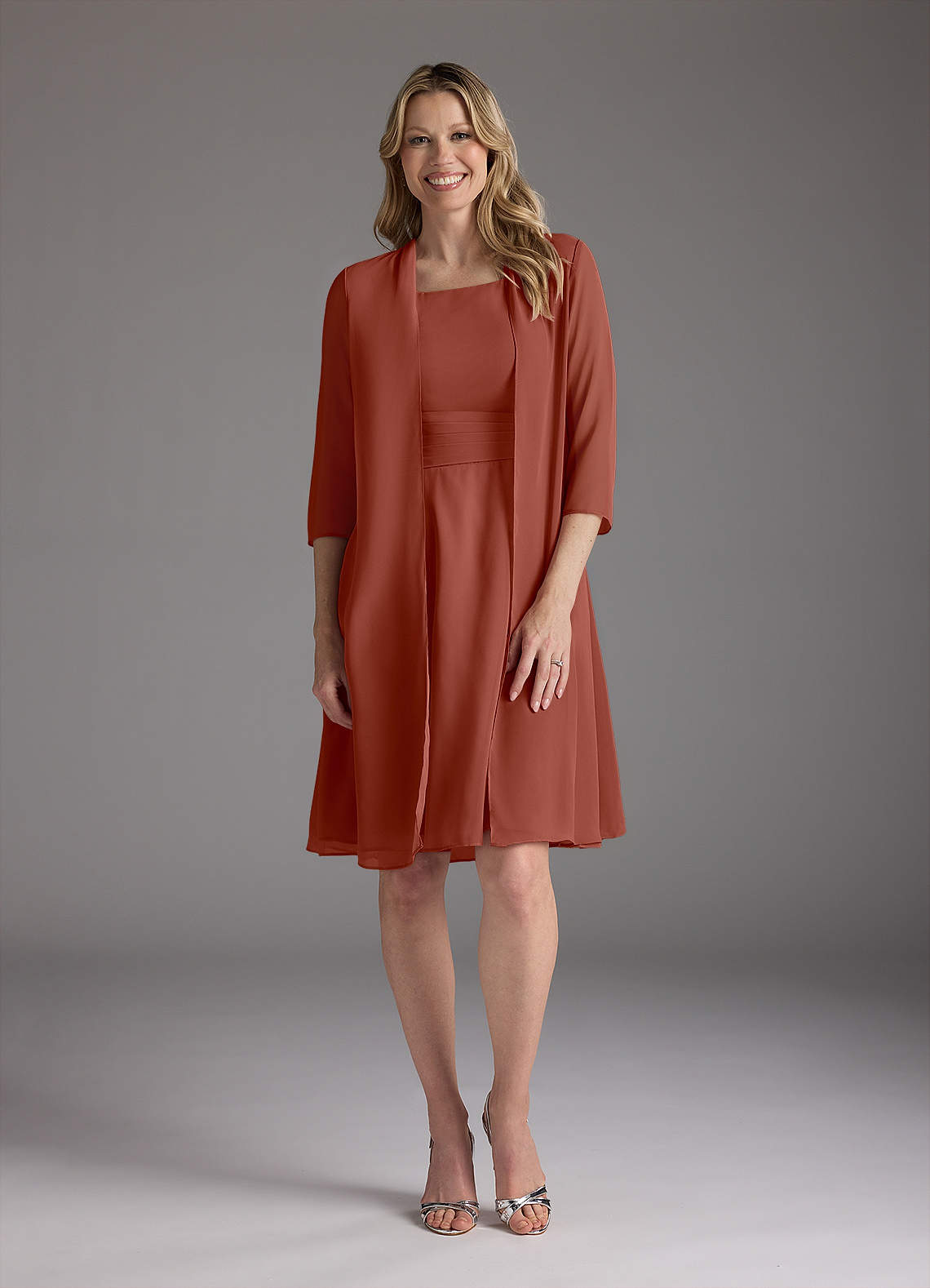 Azazie Shirley Mère de la mariée Robes Robe Trapèze en Mousseline de soie Plissé Scoop Auburn image1