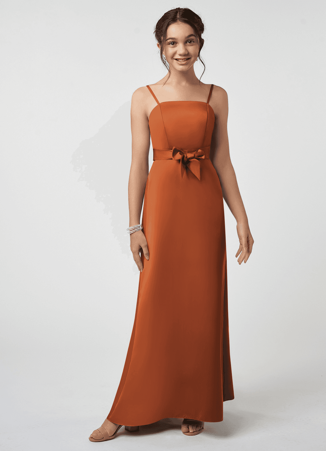 Azazie Anina Junior Robe Trapèze en Satin extensible Arc Cannelle image1