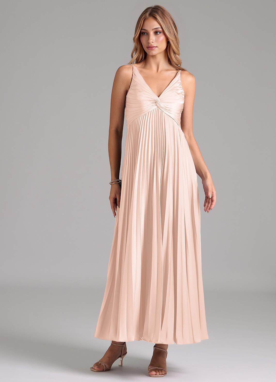 Azazie Raychelle Robes de demoiselle d'honneur Robe Trapèze en Satin extensible Plissée Rose Pâle image1