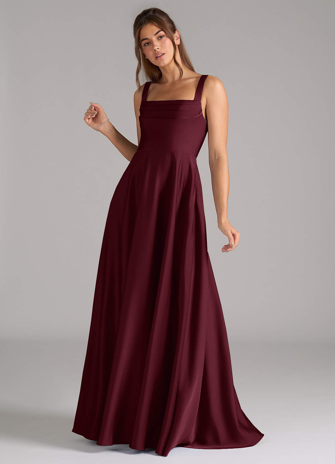 Azazie Shaude Robes de demoiselle d'honneur Robe Trapèze en Satin extensible Plissée Cabernet image4