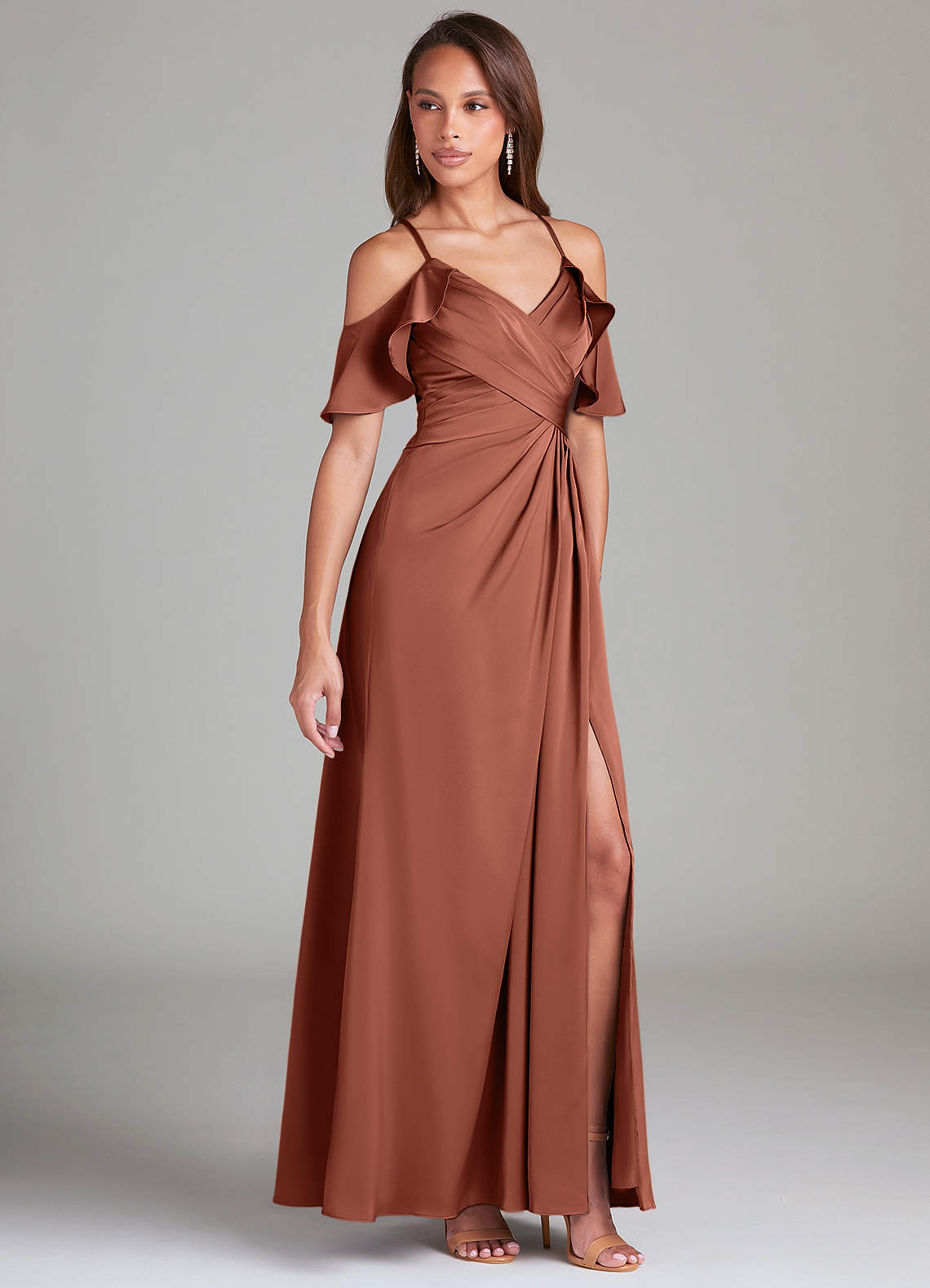Azazie Dakota Robes de demoiselle d'honneur Robe Trapèze en Satin extensible Épaule décolletée Argile image1