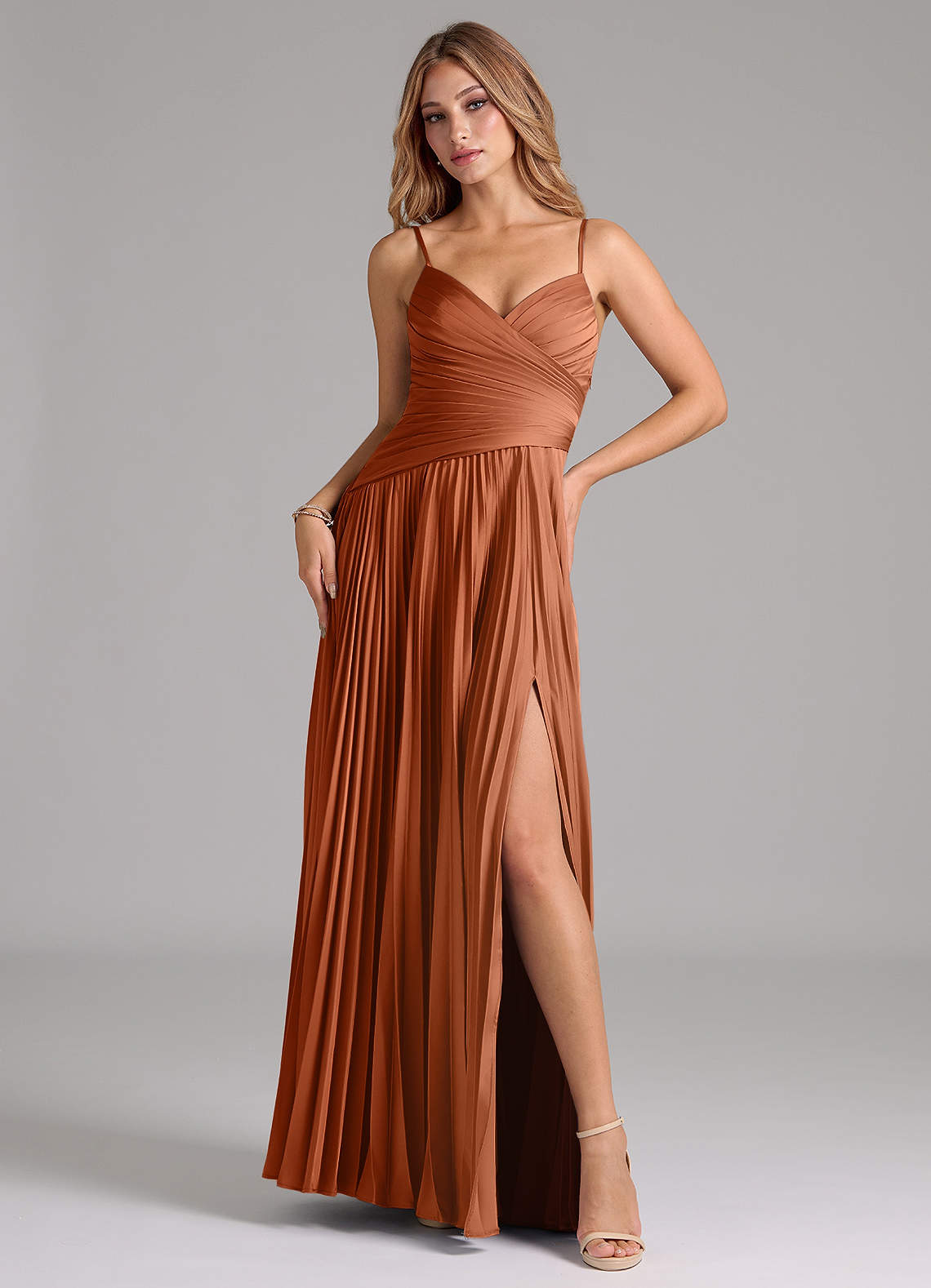 Azazie Vini Robes de demoiselle d'honneur Robe Trapèze en Satin extensible Plissée Cuivre image1