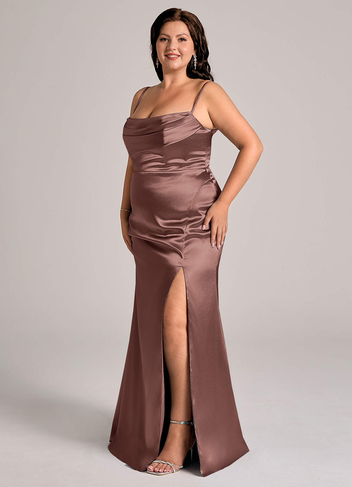 Azazie Saige Jurken voor bruidsmeisjes Converteerbaar Jurk van Metaalachtig Satijn met Kolom Off the Shoulder Espresso image12