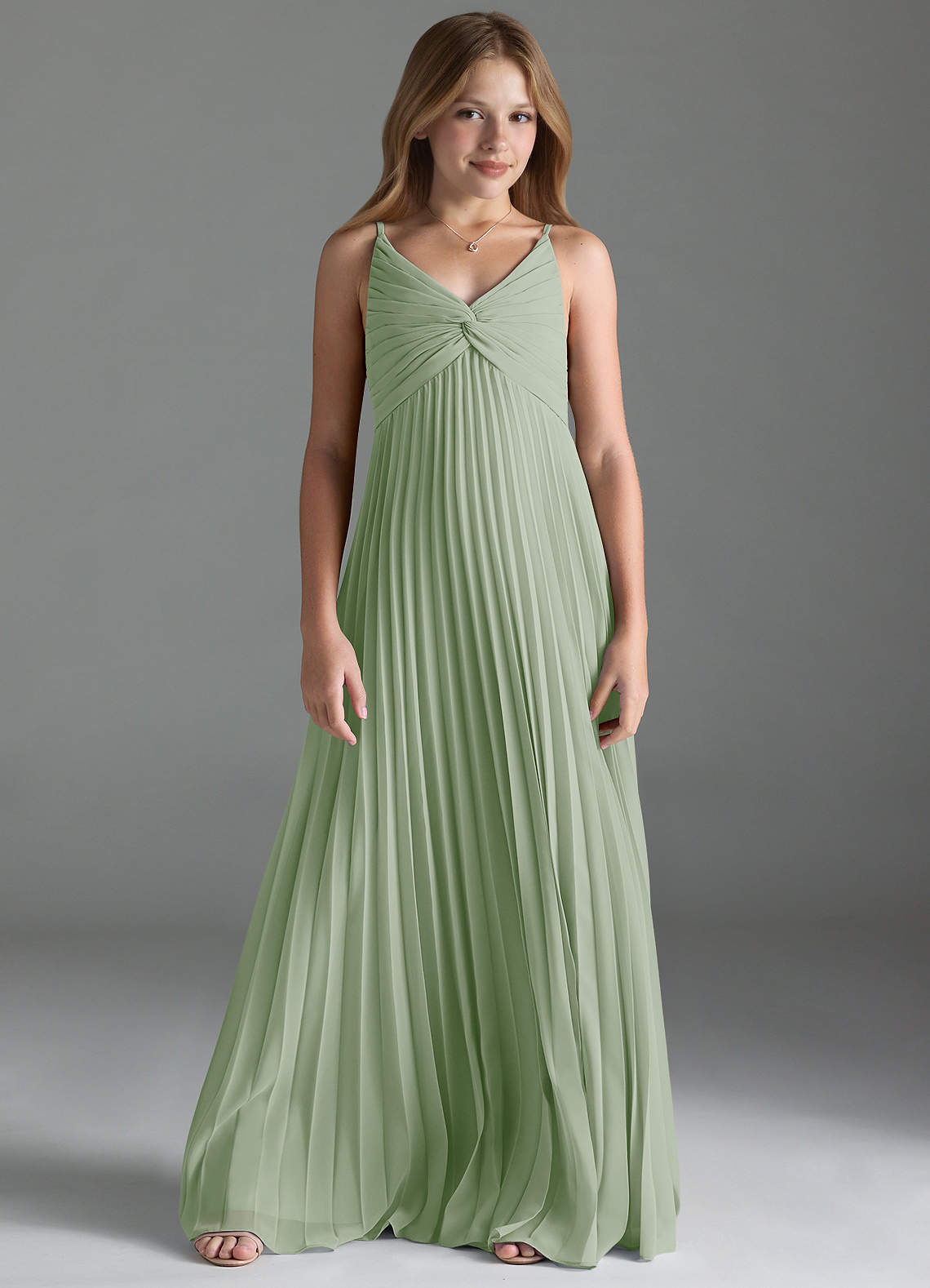 Azazie Raychelle Junior Vestido de Salvia Polvorienta de Gasa de Corte En A con Plisado image1