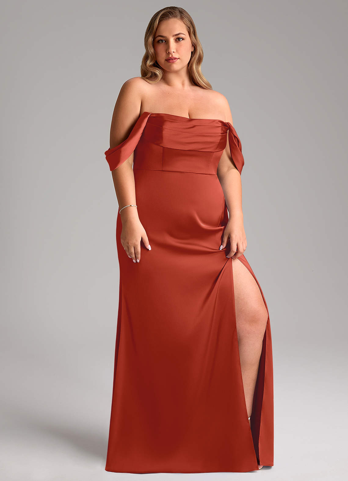 Azazie Saige Abiti da Damigella Abito Tubino in Raso Elasticizzato a Spalla Scoperta Ruggine image12