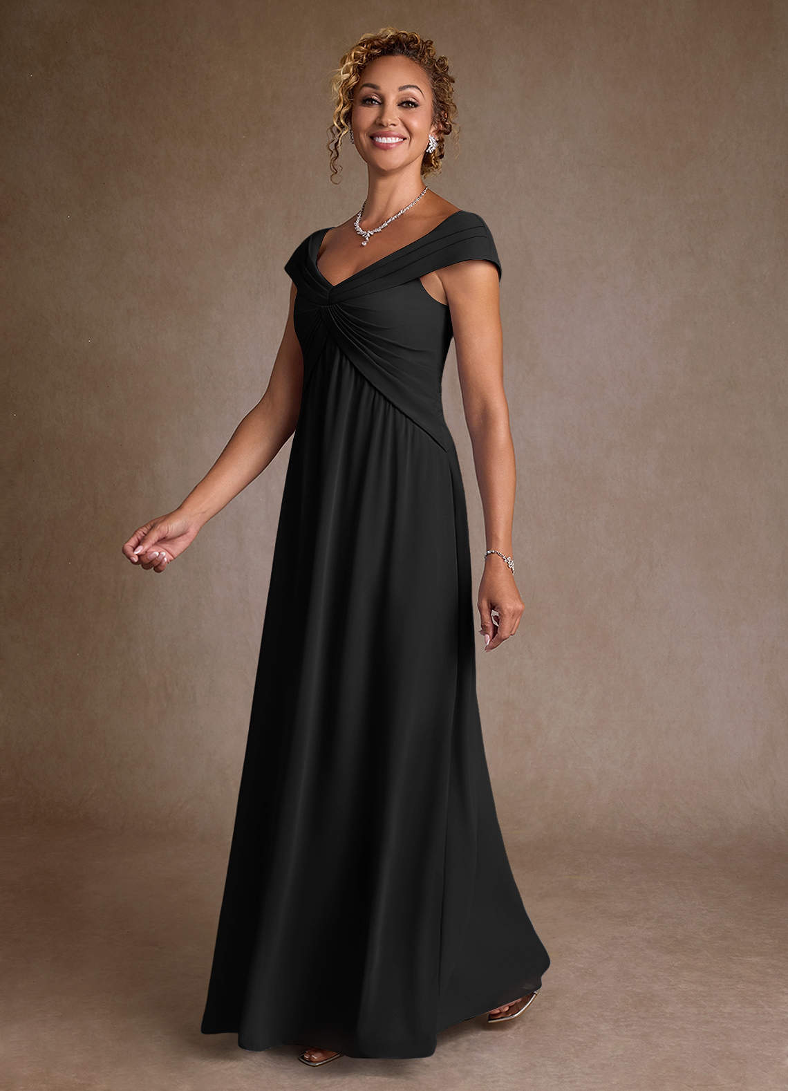 Azazie Myrtle Mère de la mariée Robes Robe Trapèze en Mousseline de soie Plissée Noir image3