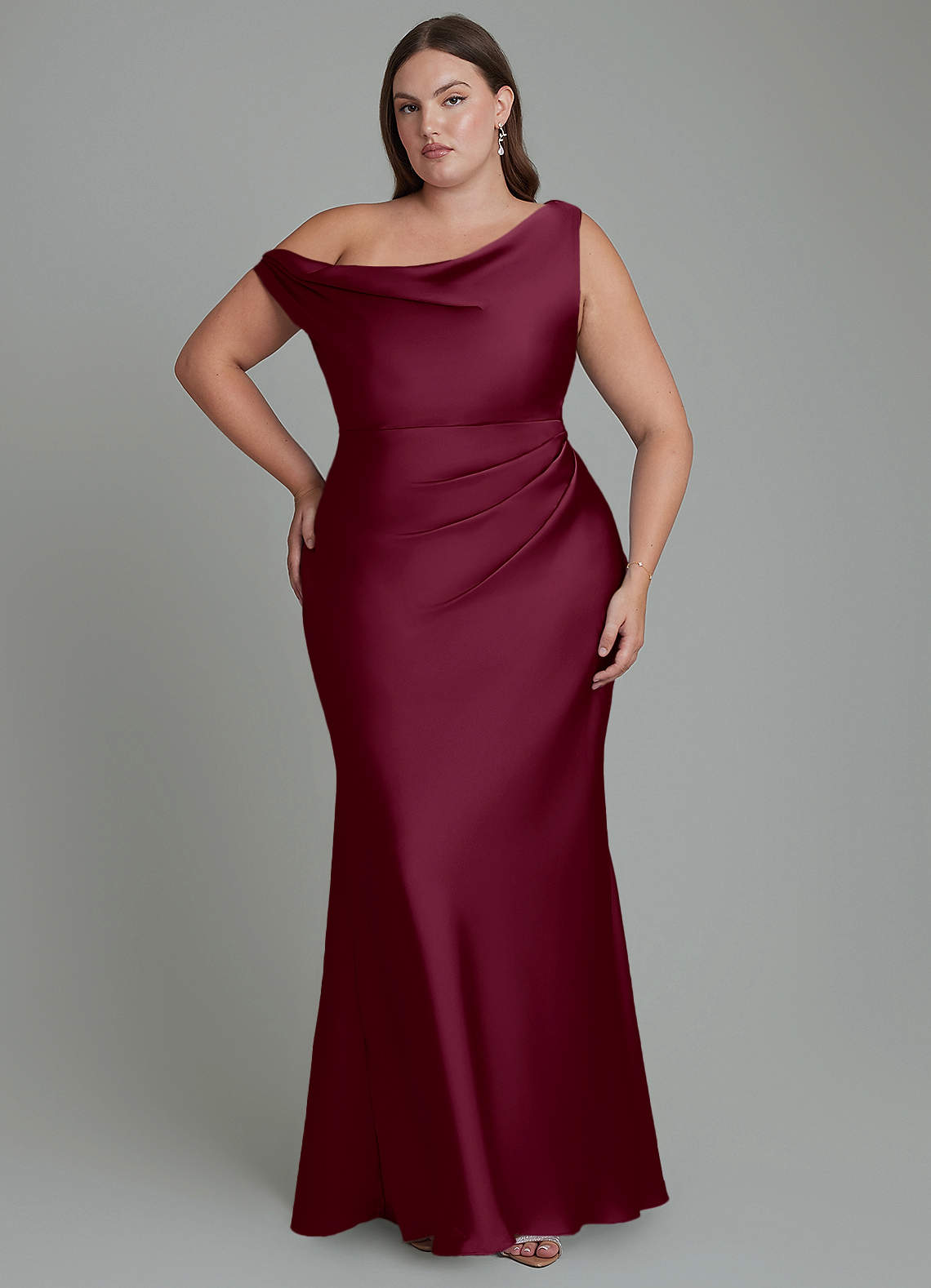 Azazie Emerson Vestidos de damas de honor Vestido Mora de Satén Elástico de Corte Sirena con Hombros descubiertos image1