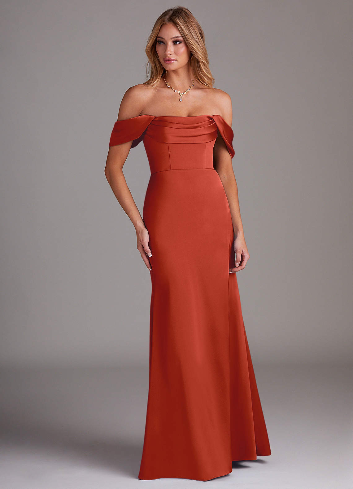 Azazie Saige Abiti da Damigella Abito Tubino in Raso Elasticizzato a Spalla Scoperta Ruggine image3