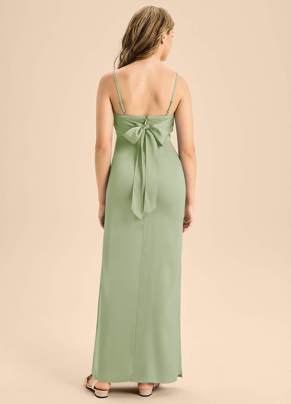 Azazie Mai Junior Vestido Dusty Sage de Cetim elástico de Linha A com Decote em coração image1