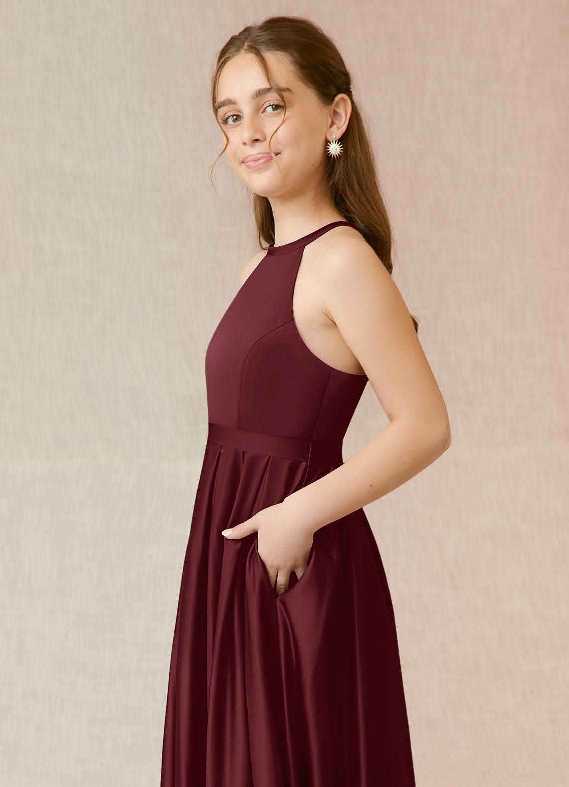 Azazie Arianthe Junior Vestido Cabernet de Cetim elástico de Linha A com com bolsos image5