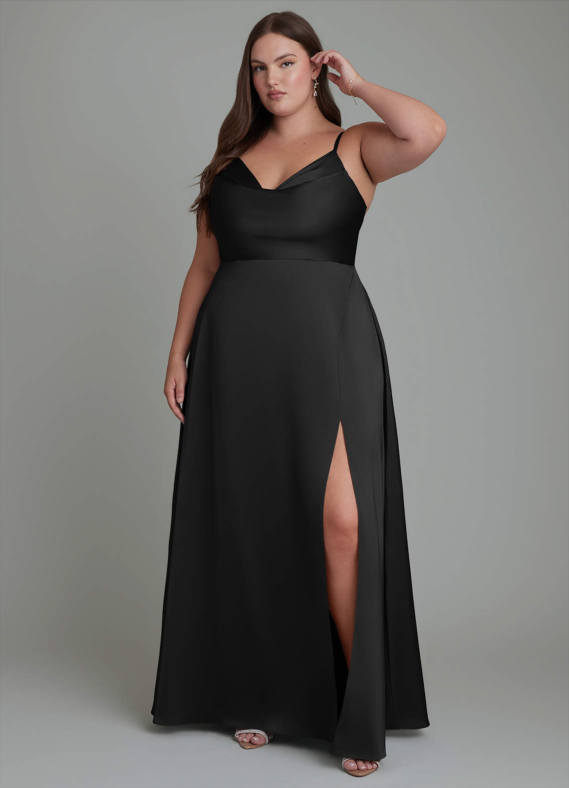 Azazie Sarella Vestidos de damas de honor Vestido Negro de Satén Elástico de Línea A con Plisado image1