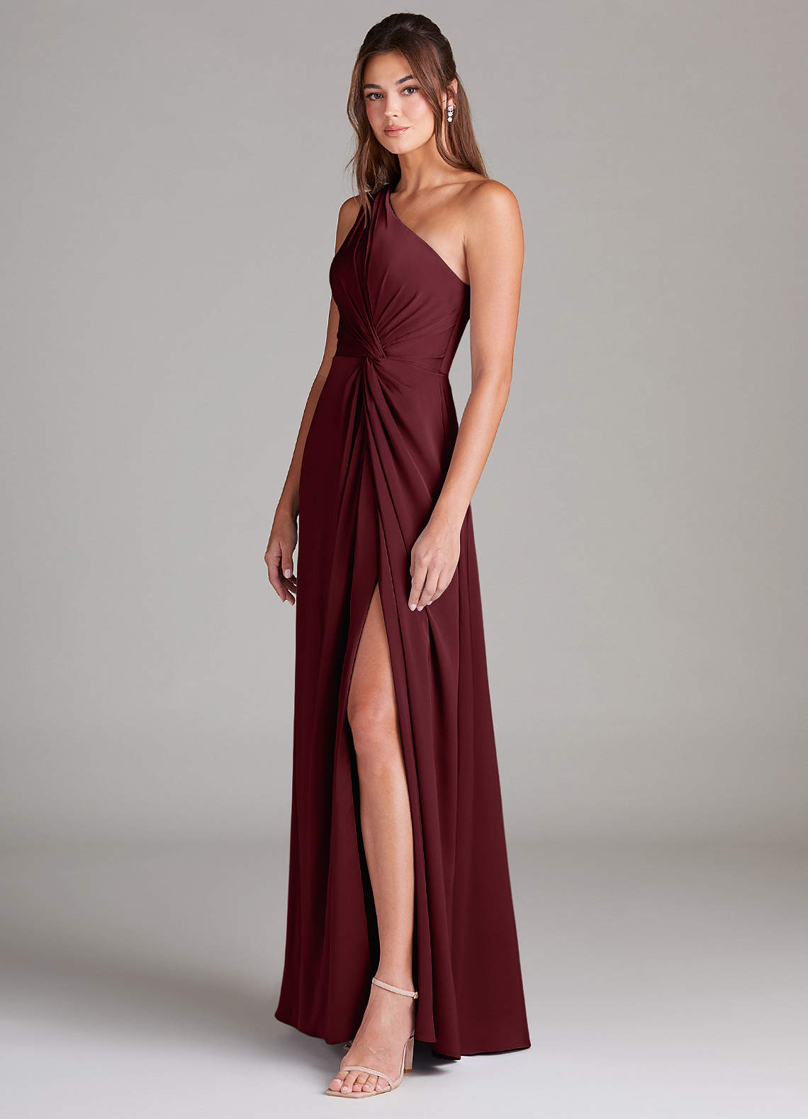 Azazie Brooke Vestidos de damas de honor Vestido de Cabernet de Satén Elástico de Corte en A con Hombro unilateral image4