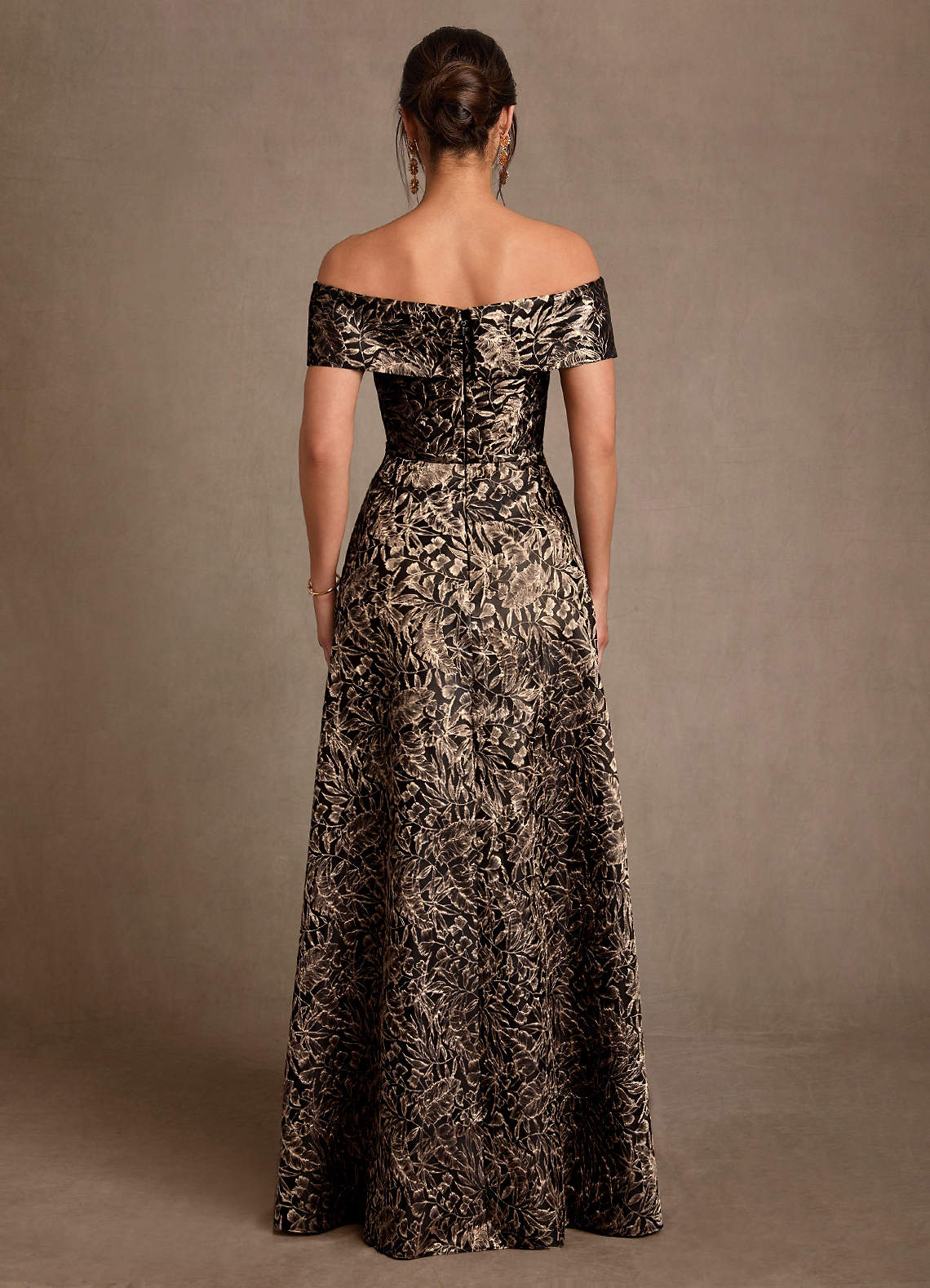 Azazie Jossie Vestidos para mãe da noiva Vestido Jacquard Ébano Dourado de Jacquard de Linha A com Ombros Caídos image1