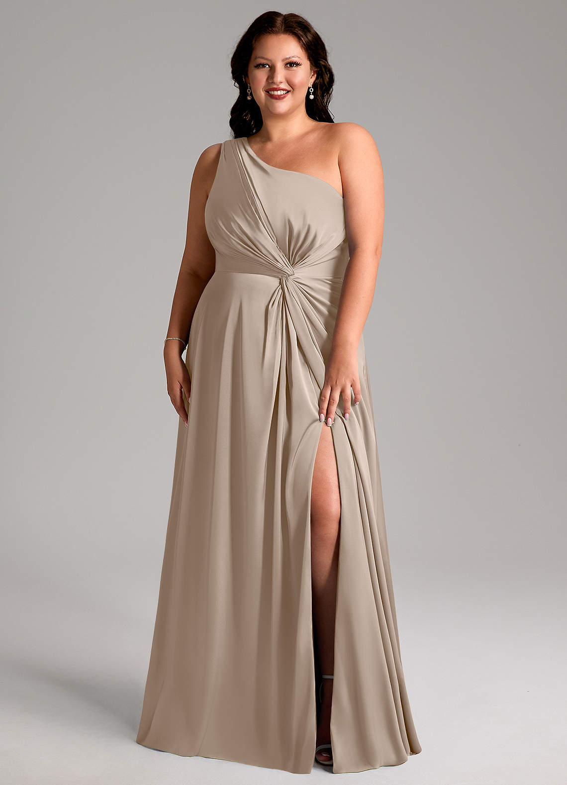 Azazie Brooke Vestidos de damas de honor Vestido Gris Pardo de Satén Elástico de Línea A con Un hombro image1
