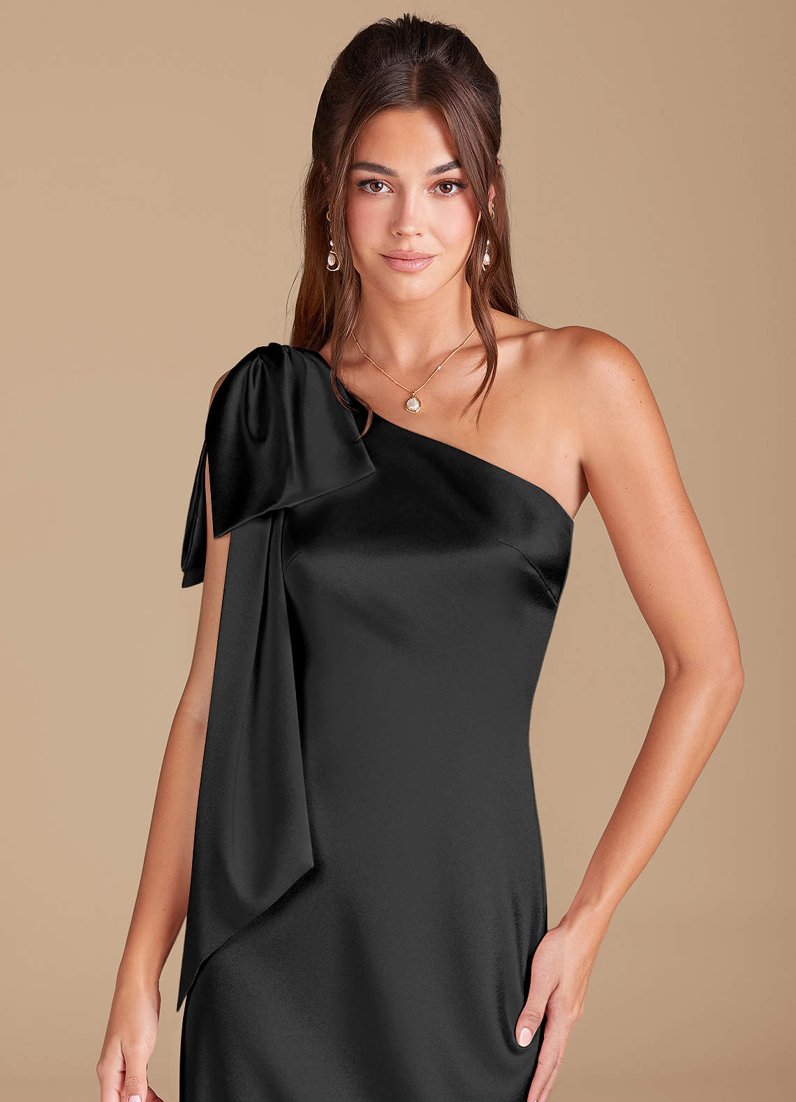 Azazie Capri Robes de demoiselle d'honneur Robe Fourreau en Satiné métallisé Ue épaule Noir image4