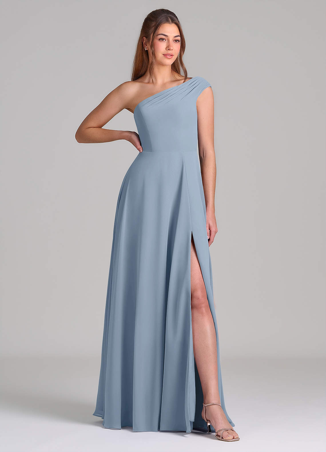 Azazie Melanie Essayer des robes à la maison Robe Trapèze en Mousseline de soie Épaule décolletée Bleu Poussiéreux image3