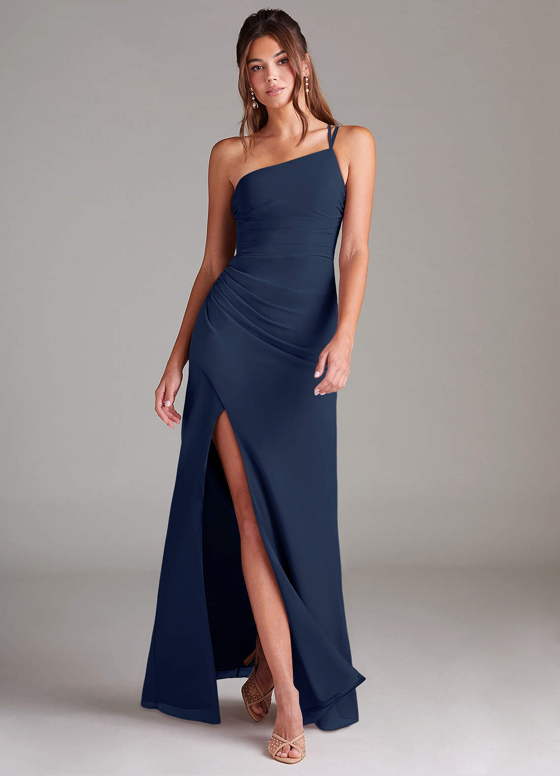Azazie Eren Robes de demoiselle d'honneur Robe Fourreau en Mousseline de soie Ue épaule Bleu Marine Foncé image1