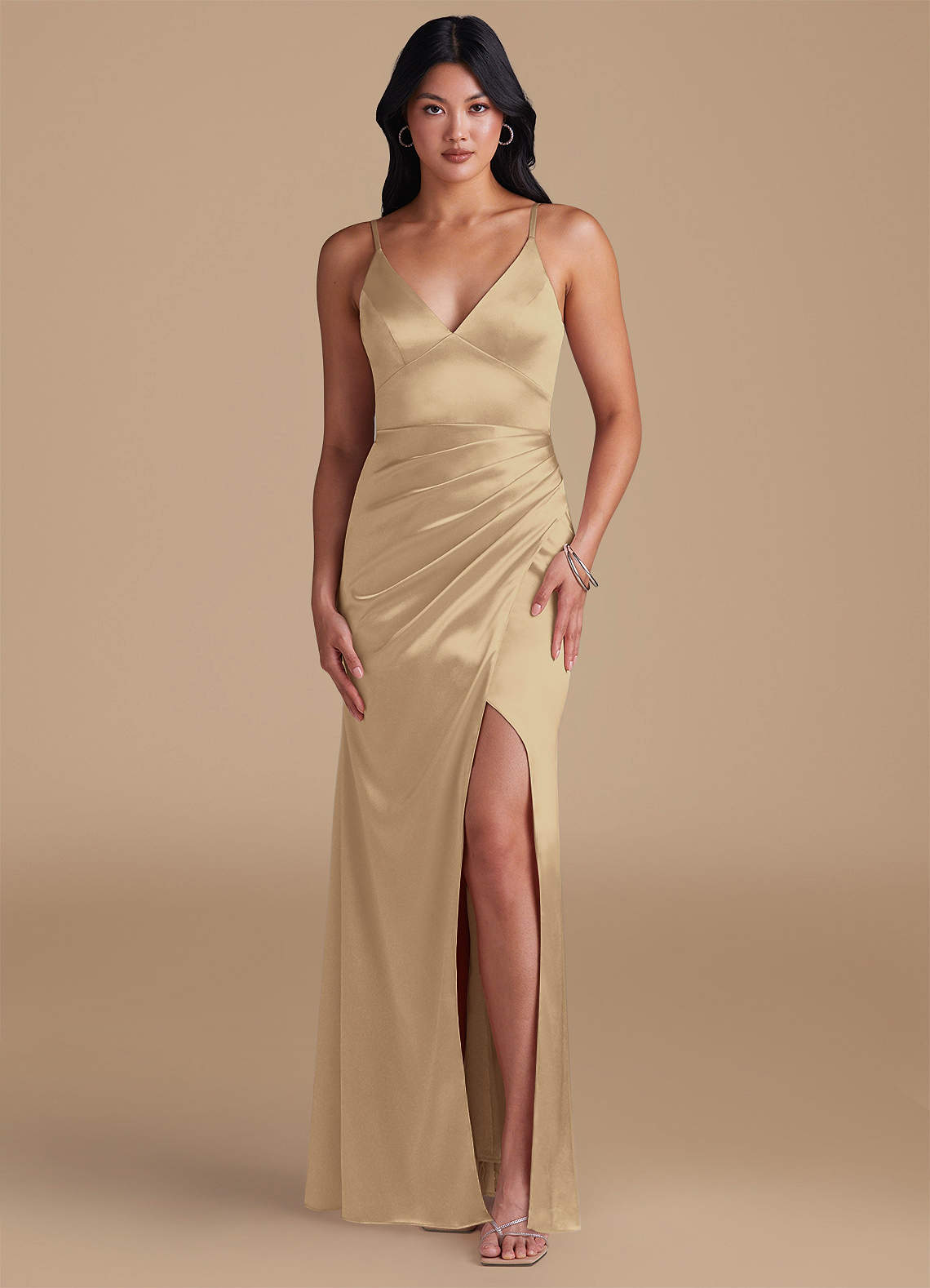 Azazie Shania Vestidos de damas de honor Vestido de Champán de Satén Metálico de Corte Recto con Plisado image1
