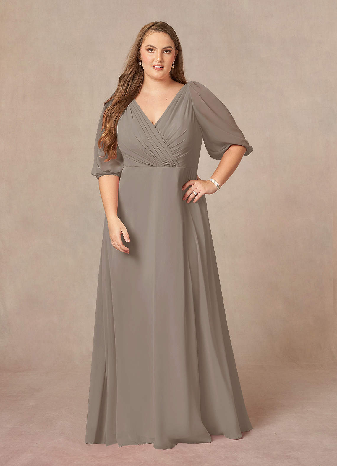 Azazie Bronwyn Mère de la mariée Robes Robe Trapèze en Mousseline de soie Col V froncé Taupe image1