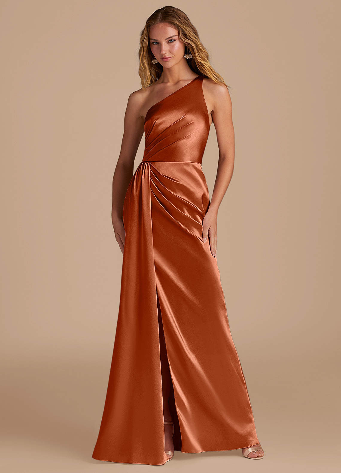 Azazie Mika Probar vestidos en casa Vestido de Castaño de Satén Metálico de Corte Recto con Hombro unilateral image1
