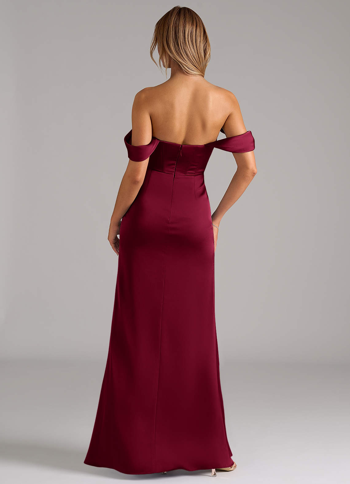 Azazie Johana Robes de demoiselle d'honneur Robe Sirène Convertible en Satin extensible Épaule décolletée Bourgogne image3