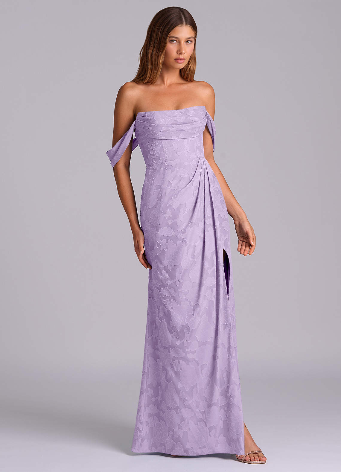 Azazie Johana Robes de demoiselle d'honneur Robe Sirène Convertible en Blumen-Burnout Épaule décolletée Lilas image4