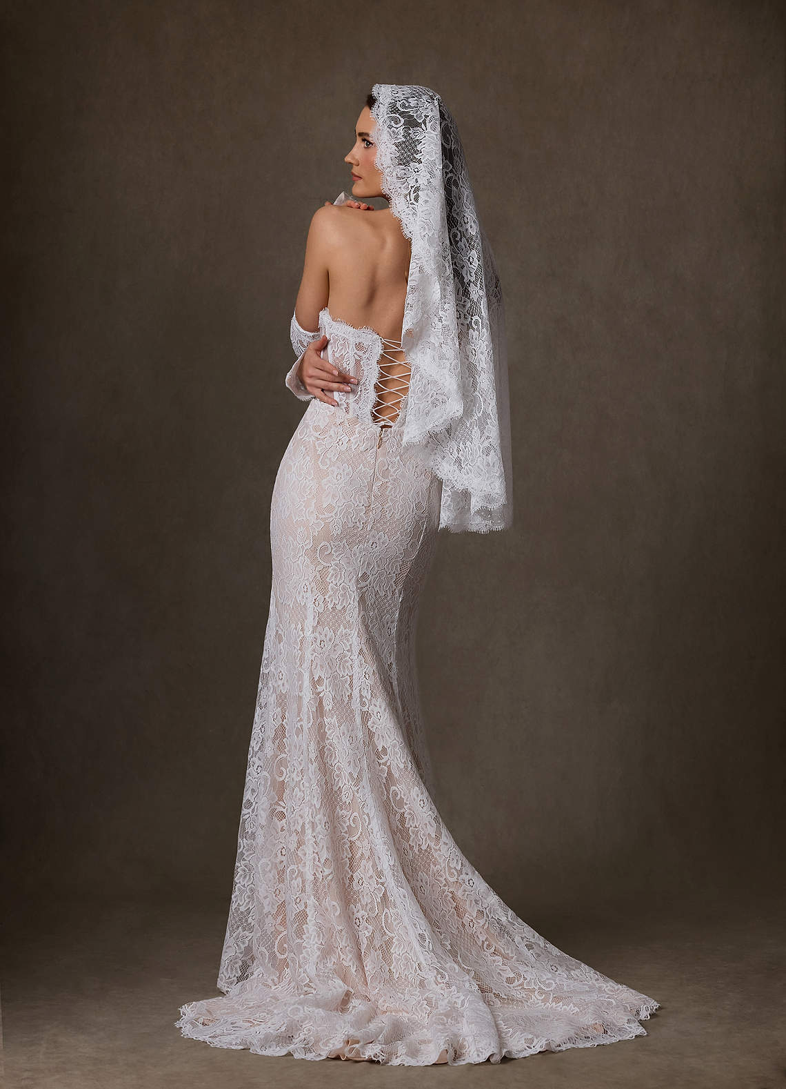 front Welon koronkowy Mantilla z kwiatowym wzorem, sięgający do bioder