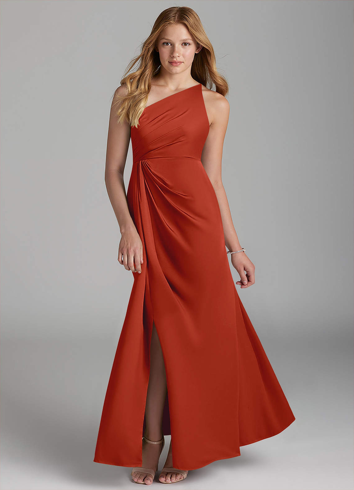 Azazie Mika Junior Robe Trapèze en Satin extensible Plissée Rouille image1