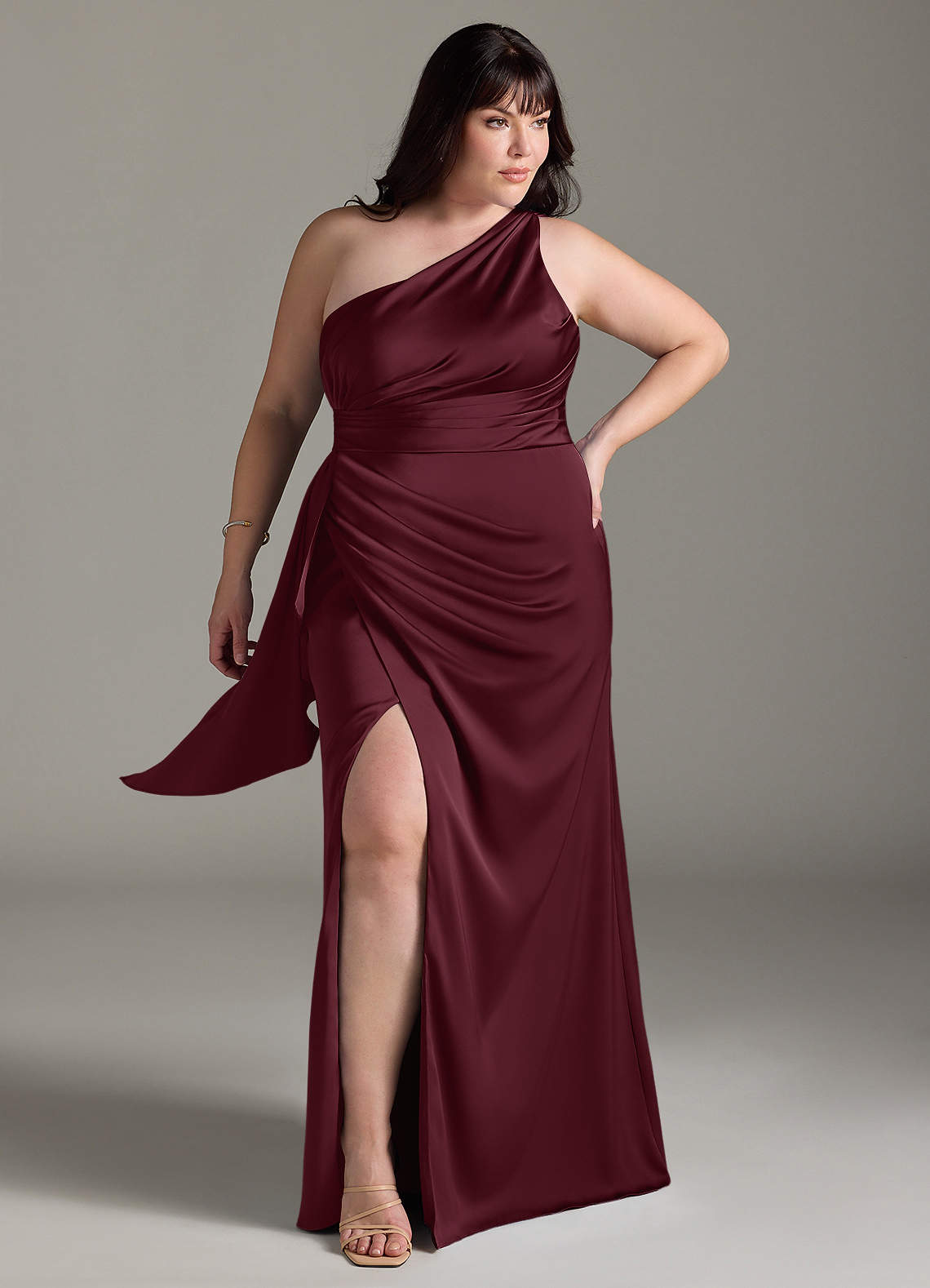Azazie Maive Robes de demoiselle d'honneur Robe Fourreau en Satin extensible Rayé Cabernet image1