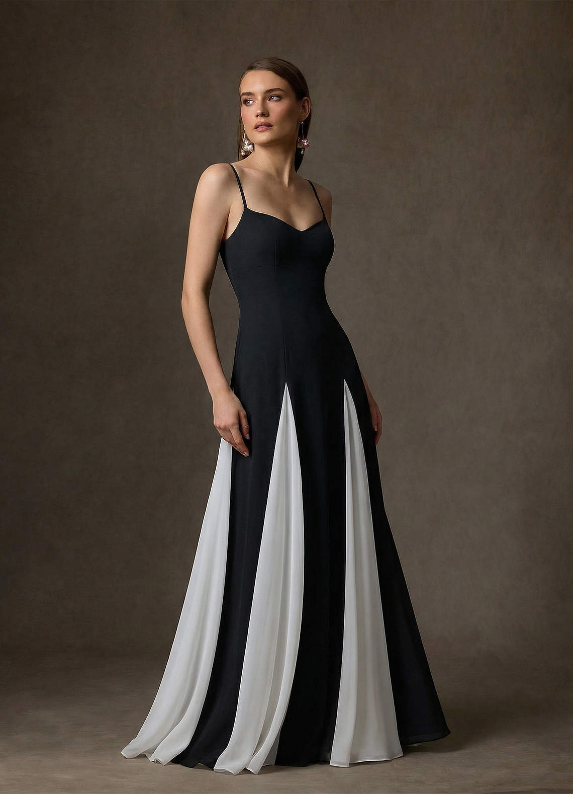 Azazie Anika Vestidos de noiva Vestido Preto Branco Diamante de Crepe Esticado de Linha A com Decote Coração image4