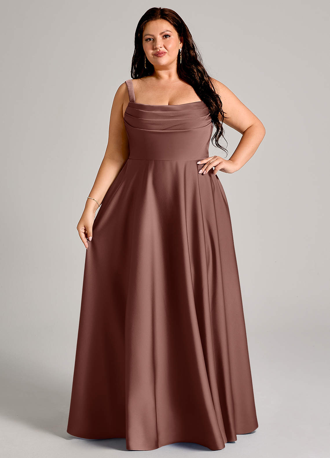 Azazie Shaude Robes de demoiselle d'honneur Robe Trapèze en Satin extensible Plissée Expresso image11