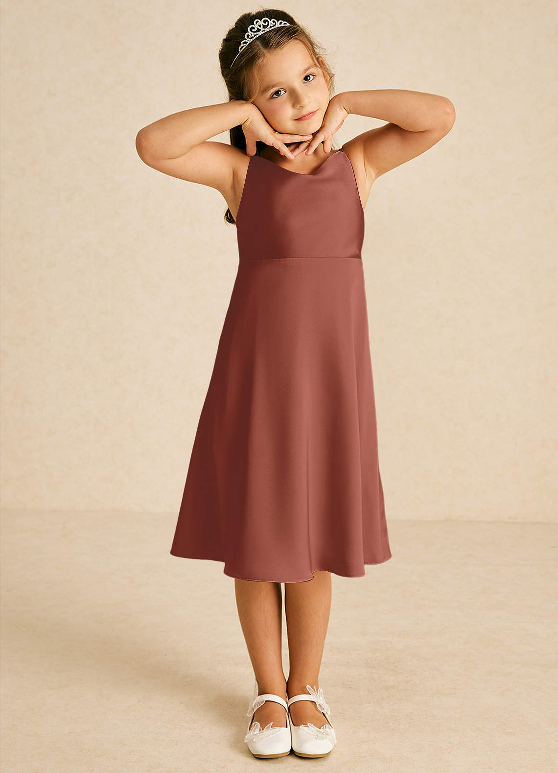 Azazie Zuzu Robe Demoiselle D'honneur Fillette Robe Trapèze en Satin extensible Bretelle Spaghetti Auburn image1