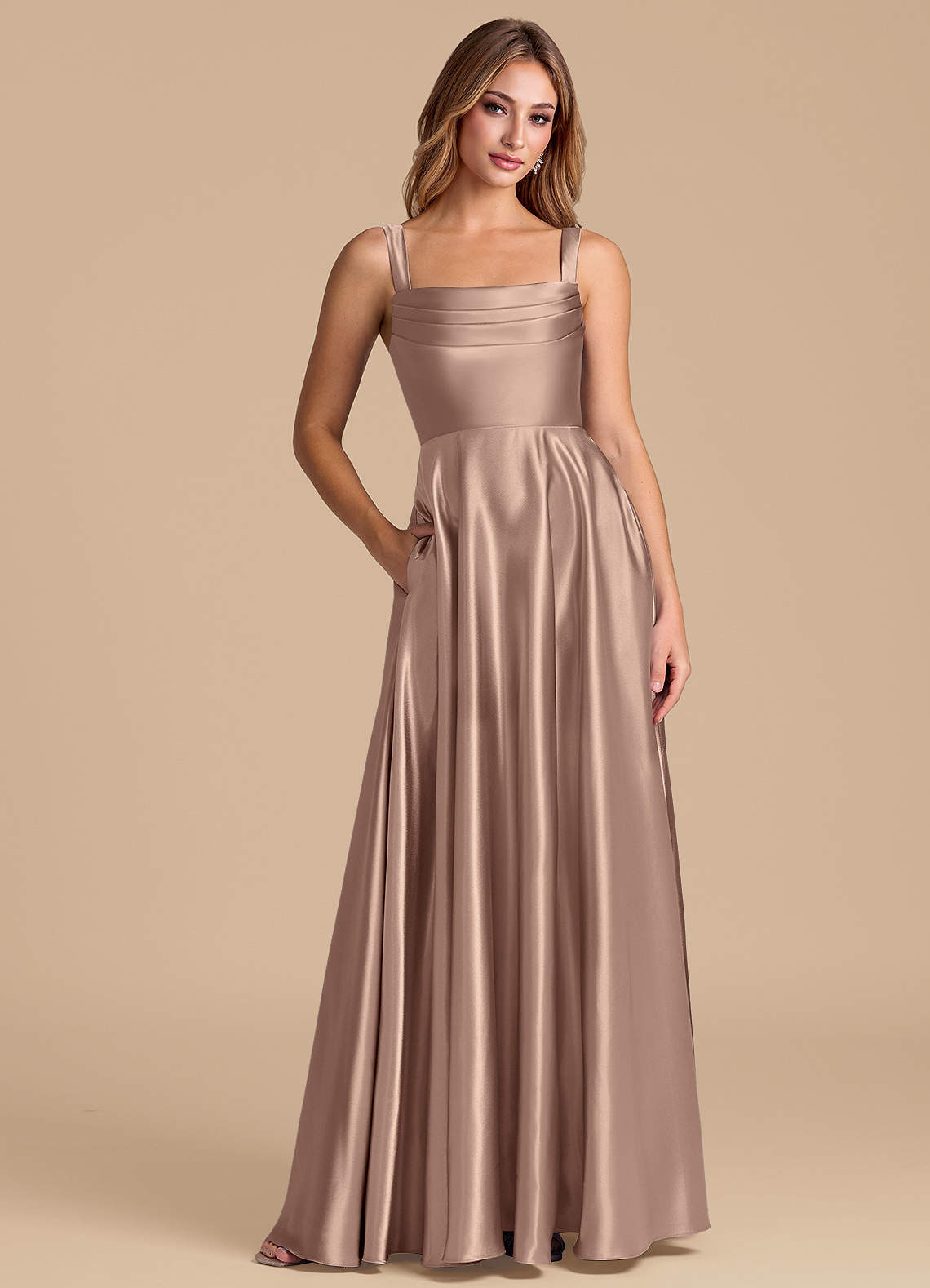 Azazie Shaude 신부 들러리 드레스 A라인 주름진 메탈릭 새틴 바닥 길이 드레스 image1