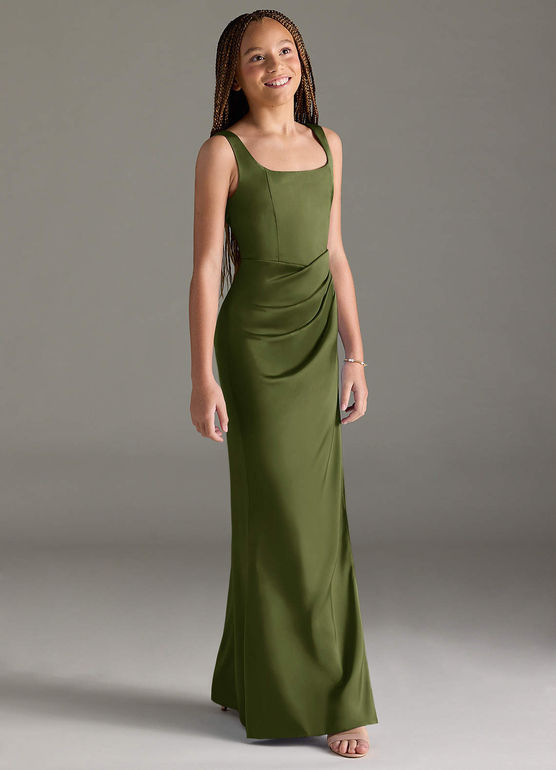 Azazie Mero Junior Vestido de Oliva de Satén Elástico de Corte Sirena con Plisado image2