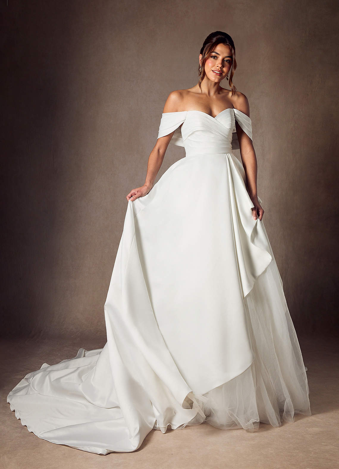 Azazie Alexandria Robes de mariée Robe Trapèze en Mat Satiné Épaule décolletée Blanc De Diamant image5