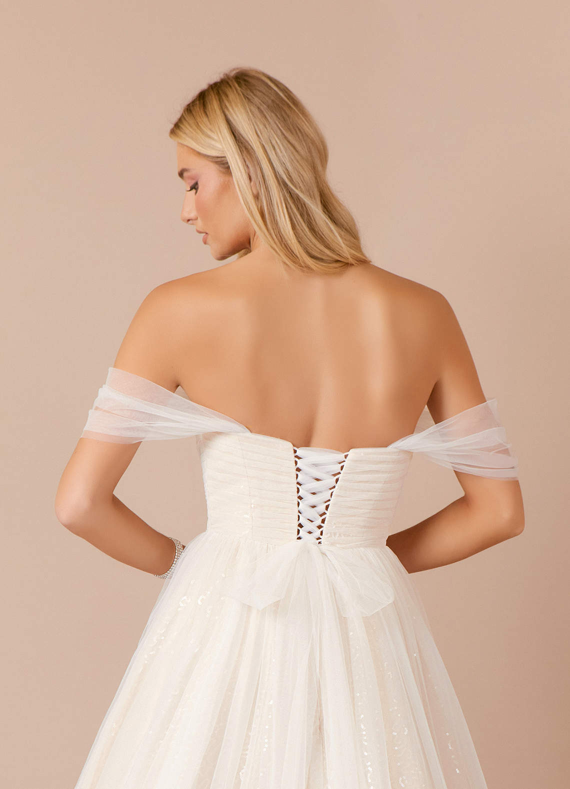 Azazie Maia Vente Finale Robe Trapèze en Tulle Épaule décolletée Diamant Blanc Champagne image5