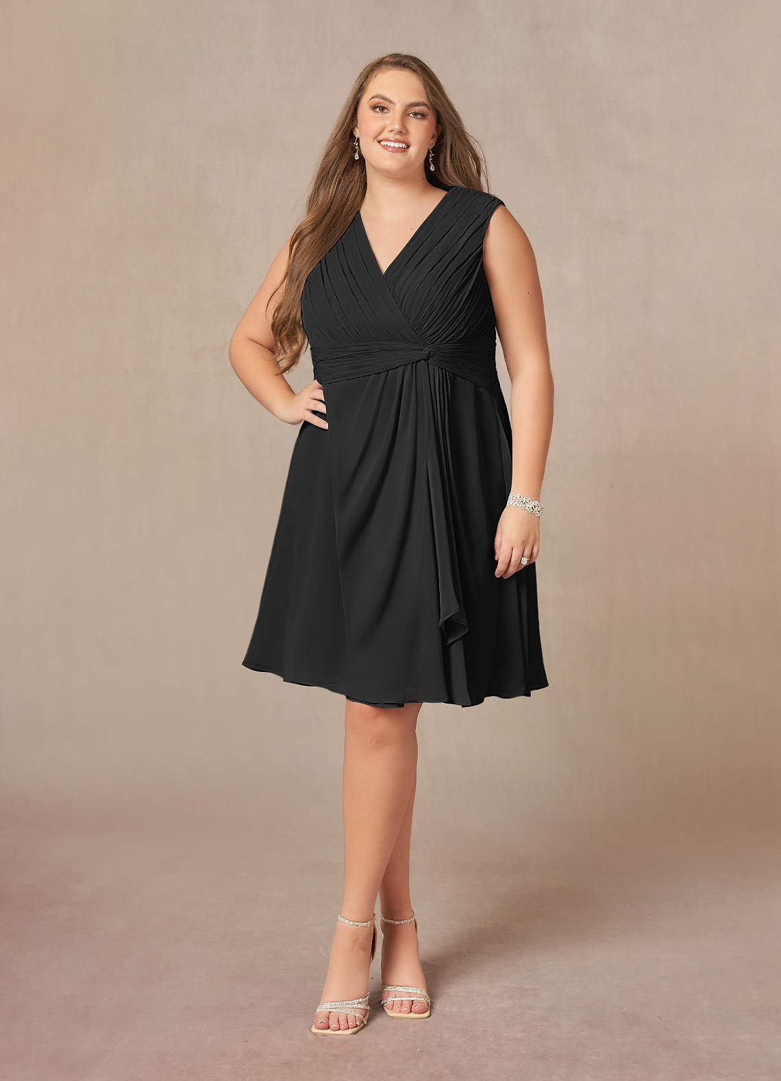 Azazie Theron Mère de la mariée Robes Robe Trapèze en Mousseline de soie Col V plissé Noir image1