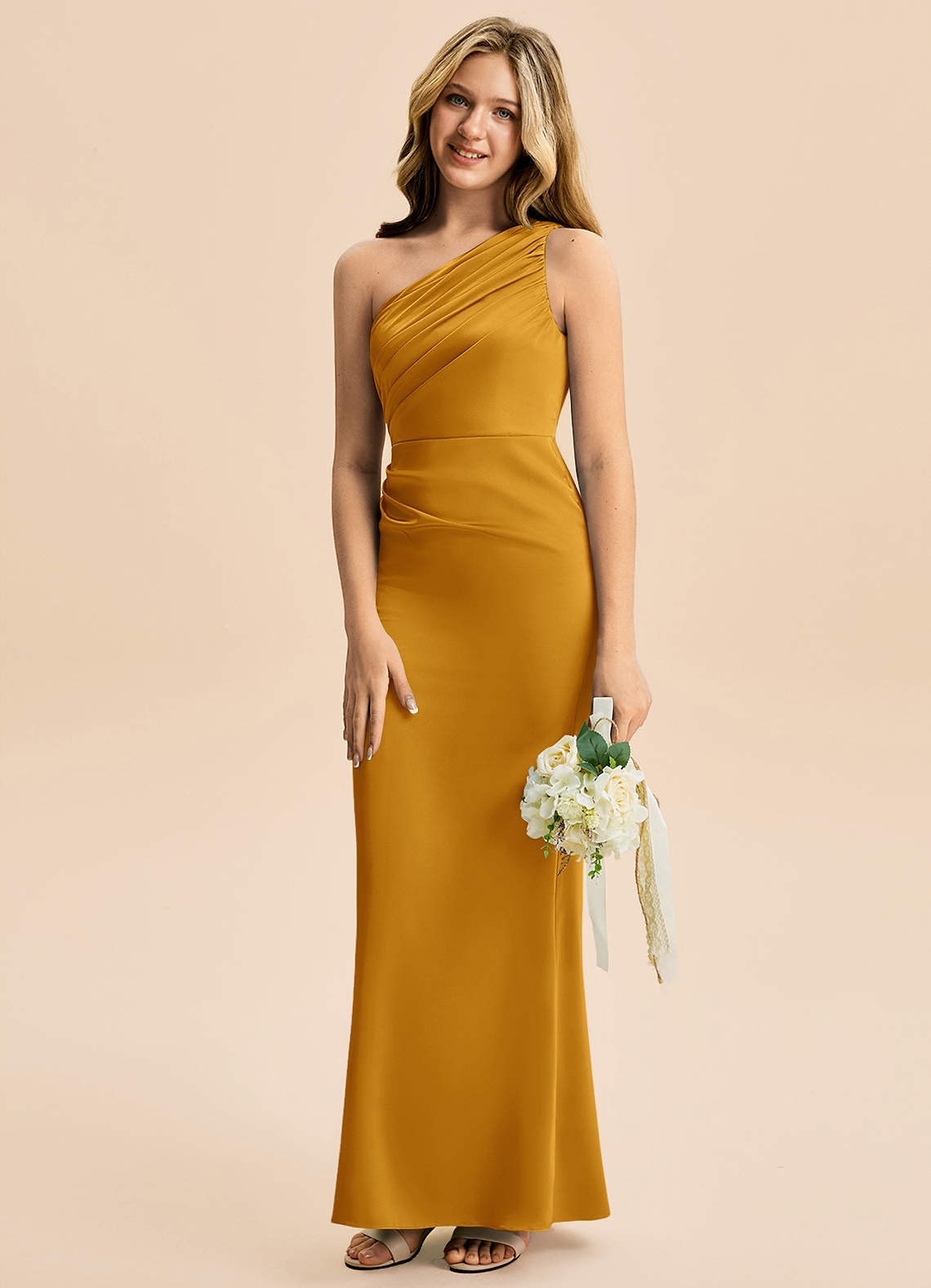 Azazie Akilah Junior Robe Fourreau en Satin extensible Plissée Caramel écossais image4