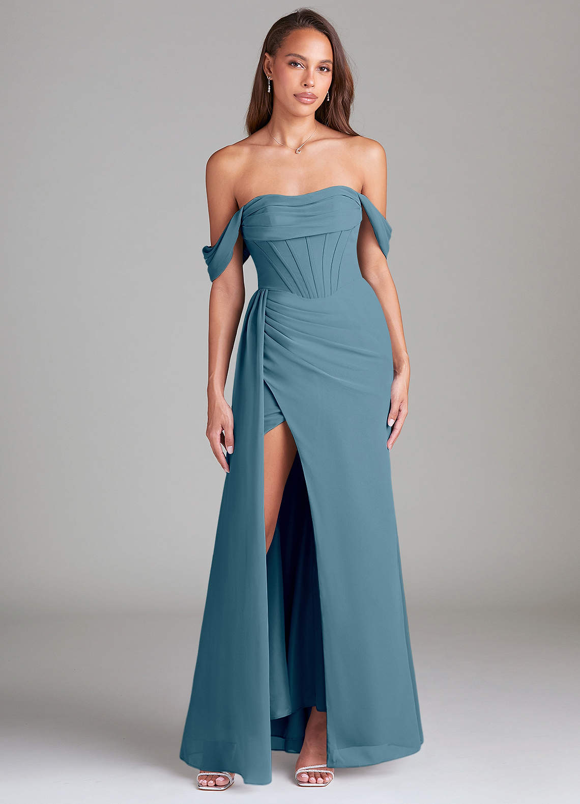 Azazie Amyra Abiti da Damigella Abito Convertibile Tubino in Chiffon a Spalla Scoperta Bermuda image1