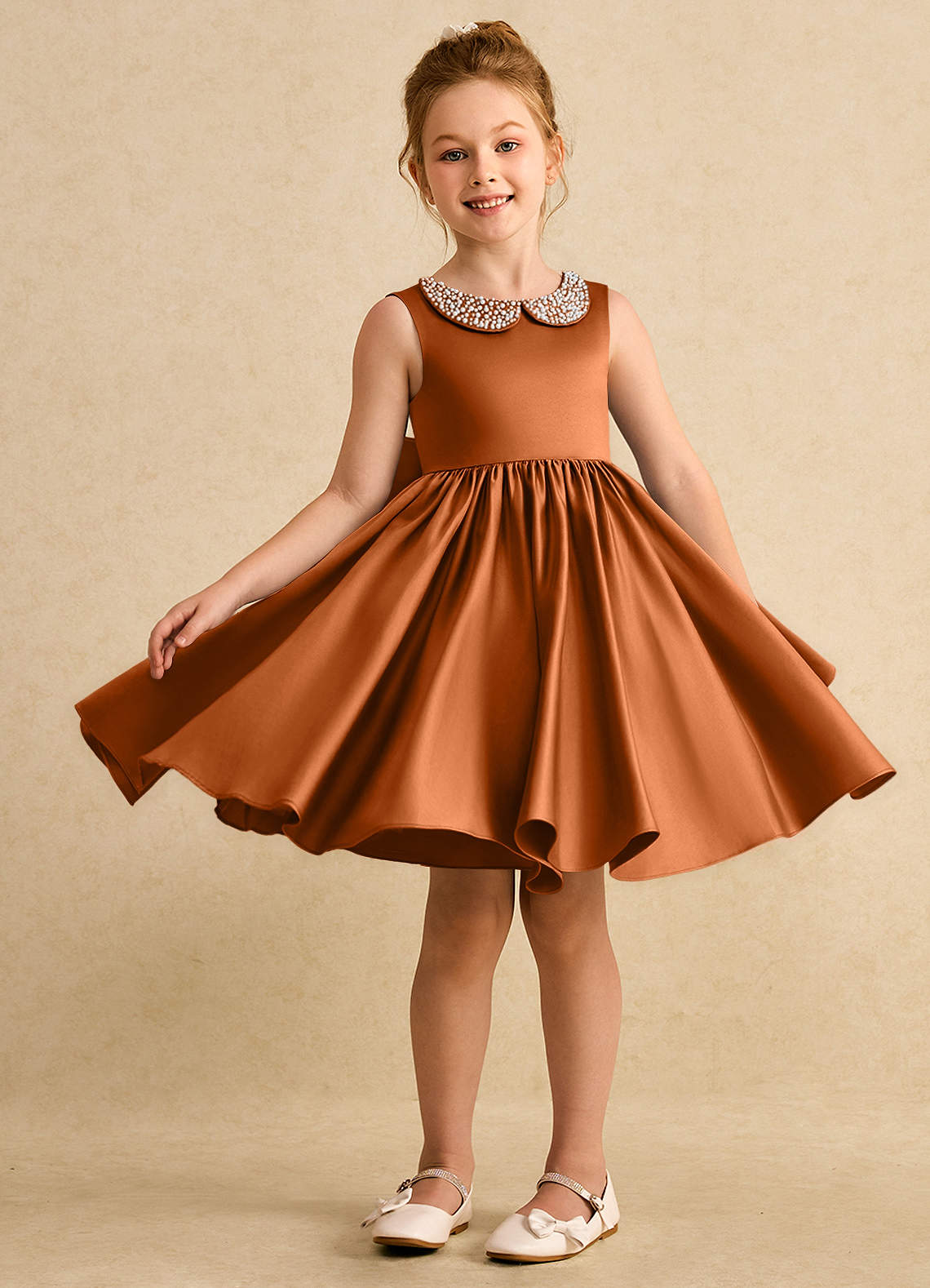 Azazie Chickpea Blumenmädchenkleider A-Linie Schleifen Matte Satin Kleid Kupfer image1